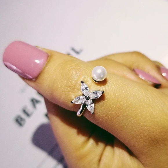 Elegant Adjustable Flower Pearl Ring - Picture 2 of 3